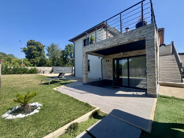 Maison 8 pièces 179 m²