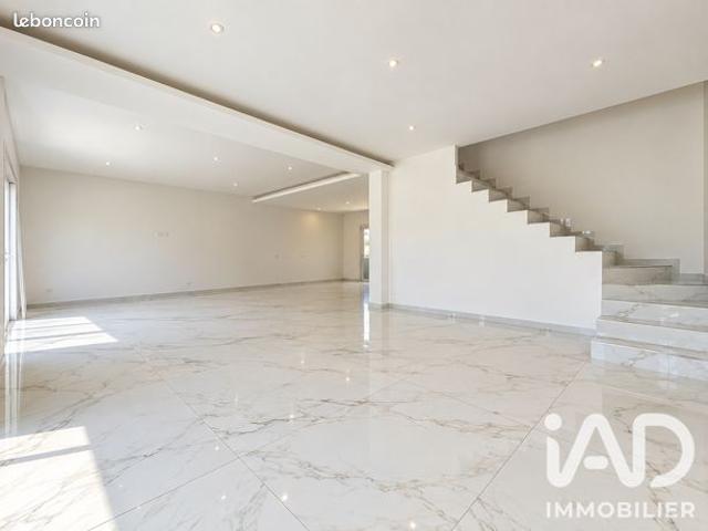 Maison 8 pièces 179 m²