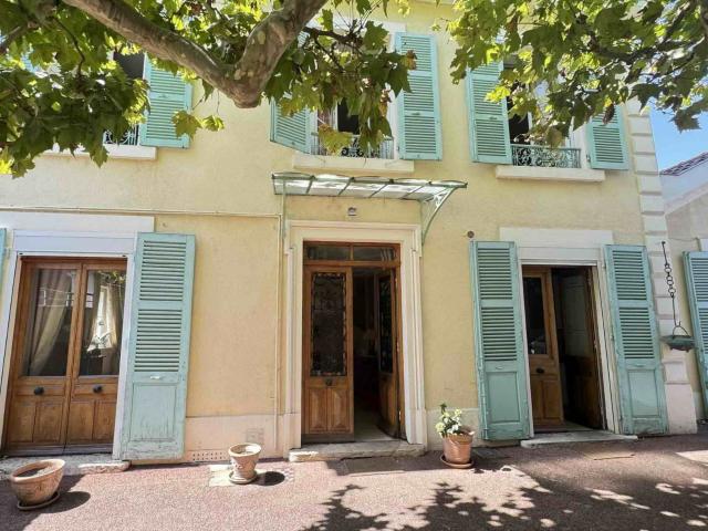 Maison 8 pièces 196 m²