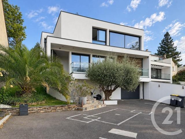 Maison 8 pièces 205 m²