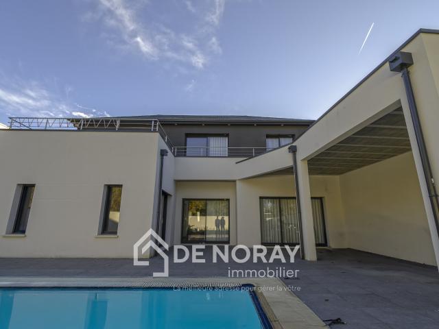 Maison 8 pièces 221 m²