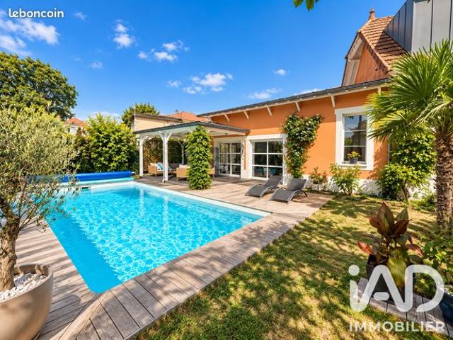 Maison 8 pièces 215 m²
