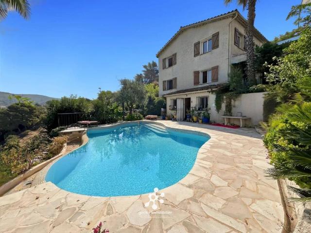 Maison 8 pièces 216 m²