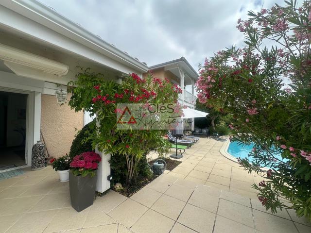 Maison 8 pièces 217 m²