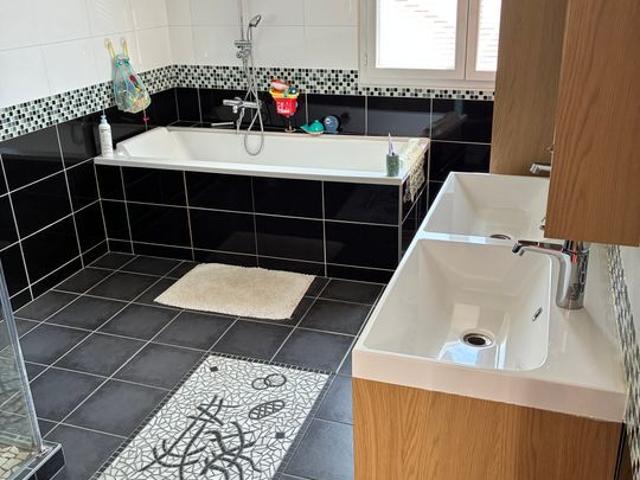 Maison 8 pièces, 210 m² à louer à Lyon 8 69008