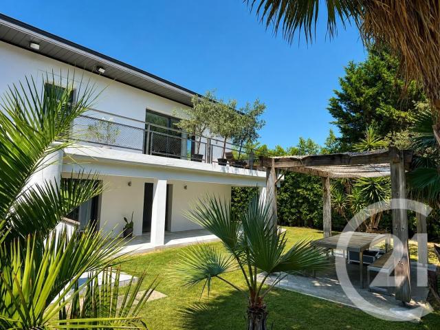 Maison 8 pièces 211 m²