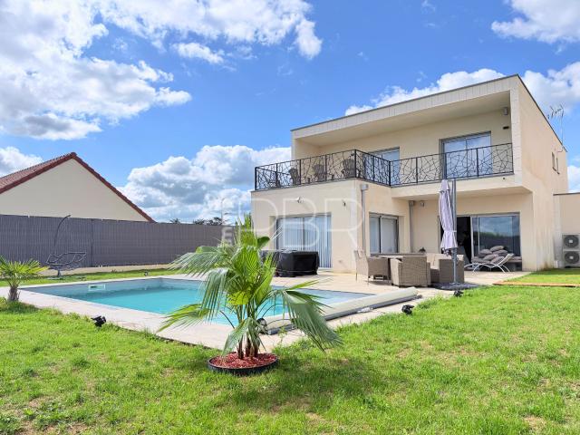 Maison 8 pièces 213 m²