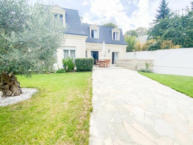 Maison 8 pièces 225 m²