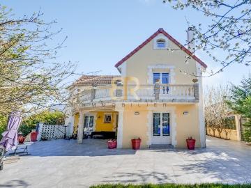 Maison 8 pièces 220 m²