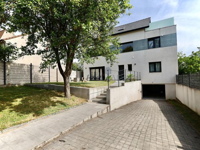 Maison 8 pièces 220 m²