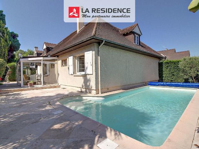 Maison 8 pièces 221 m²