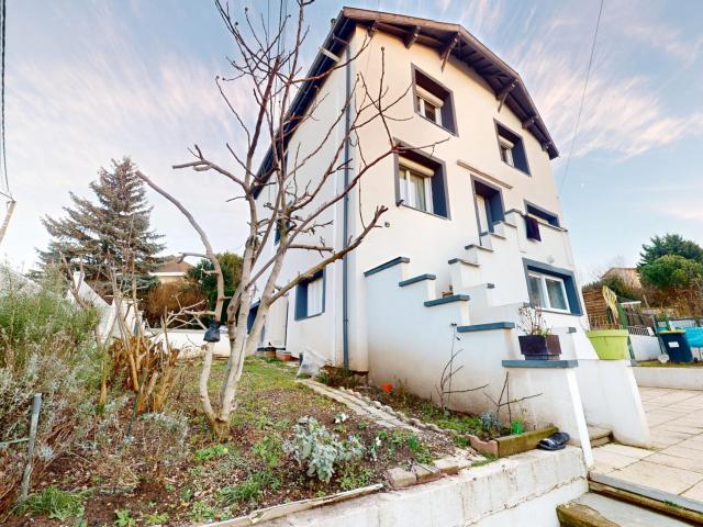 Maison 8 pièces 221 m²