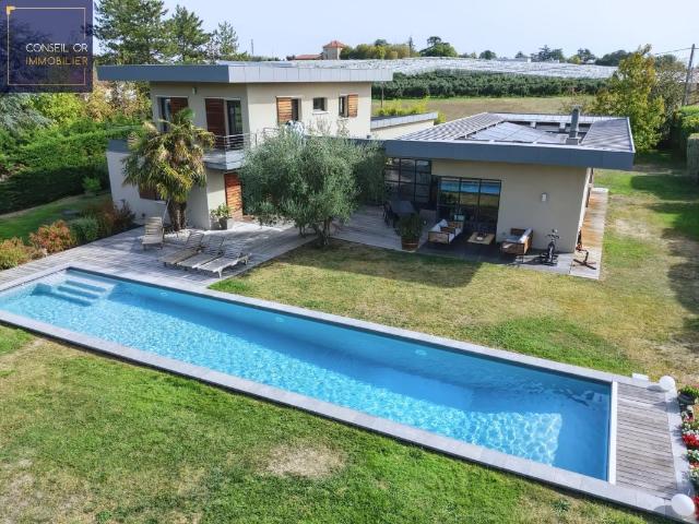 Maison 8 pièces 221 m²