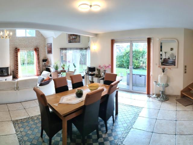 Maison 8 pièces 221 m²