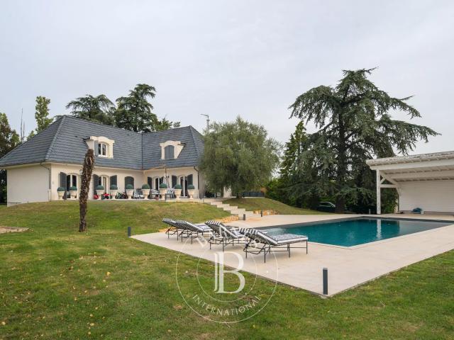 Maison 8 pièces, 221 m² à louer à Saint Symphorien d'Ozon 69360