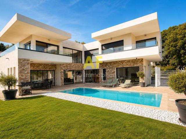 Maison 8 pièces 235 m²
