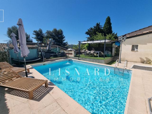 Maison 8 pièces 235 m²