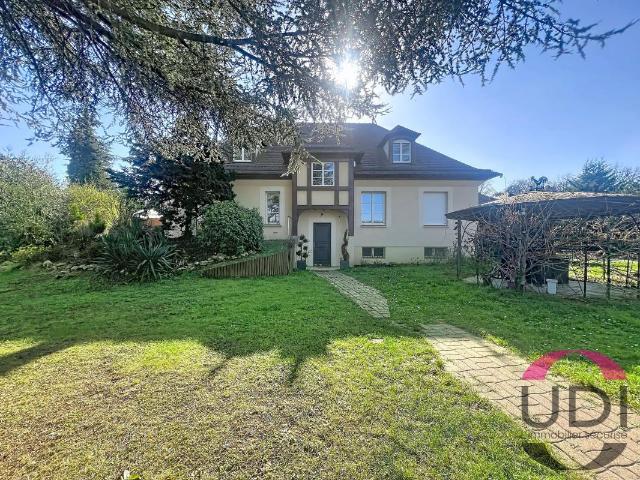 Maison 8 pièces 235 m²