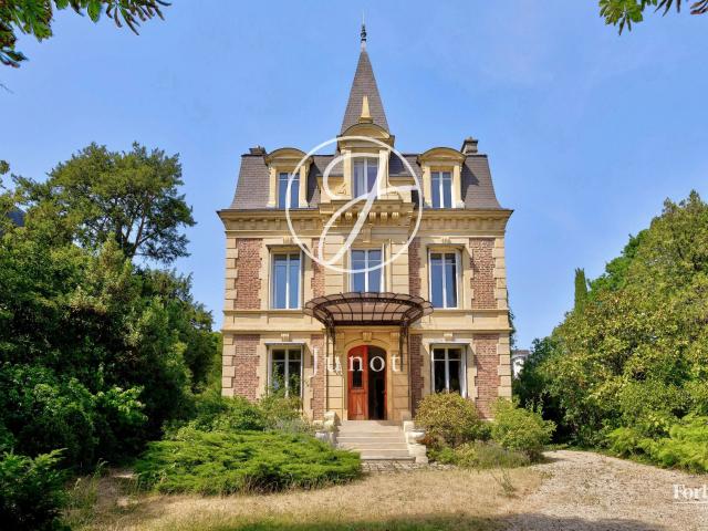 Maison 8 pièces 235 m²
