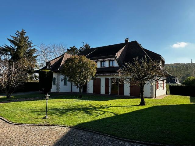 Maison 8 pièces 236 m²