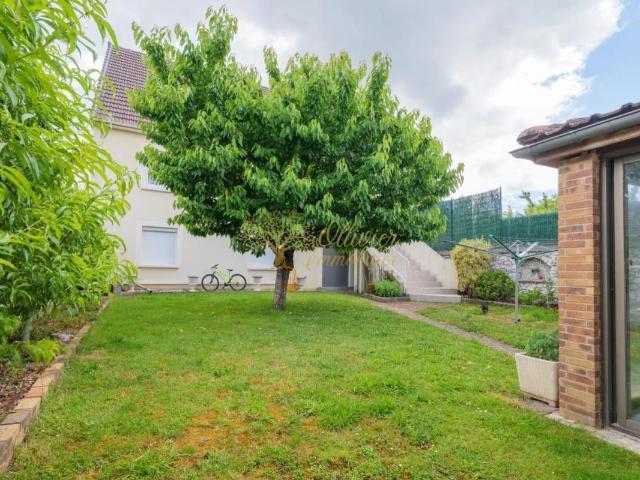 Maison 8 pièces 236 m²