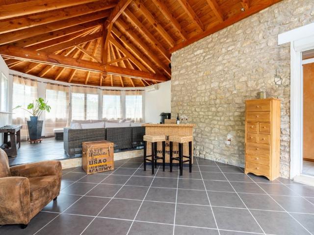 Maison 8 pièces 236 m²