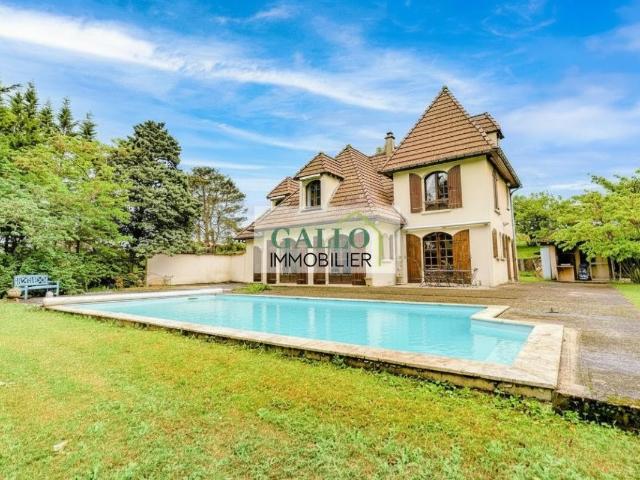 Maison 8 pièces 237 m²