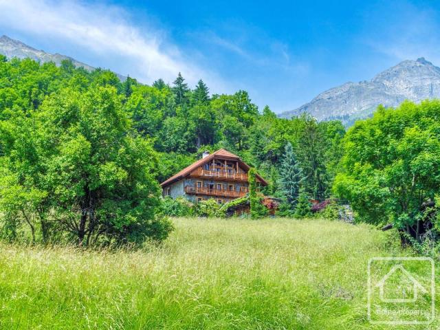 Maison 8 pièces 238 m²