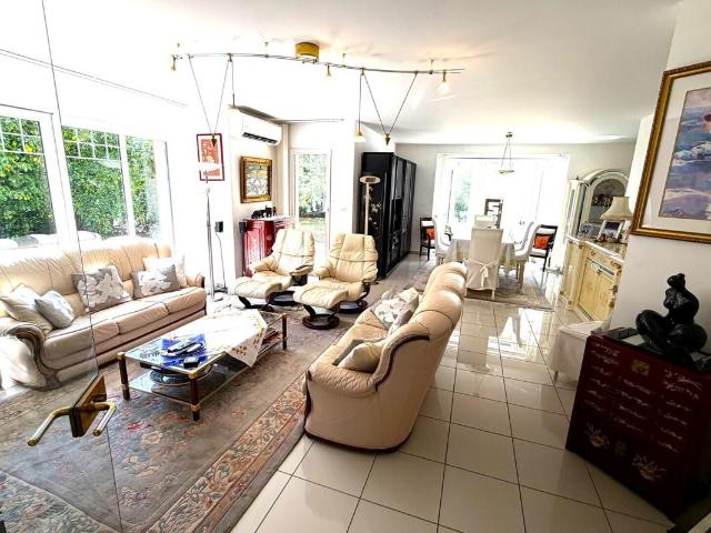 Maison 8 pièces 239 m²