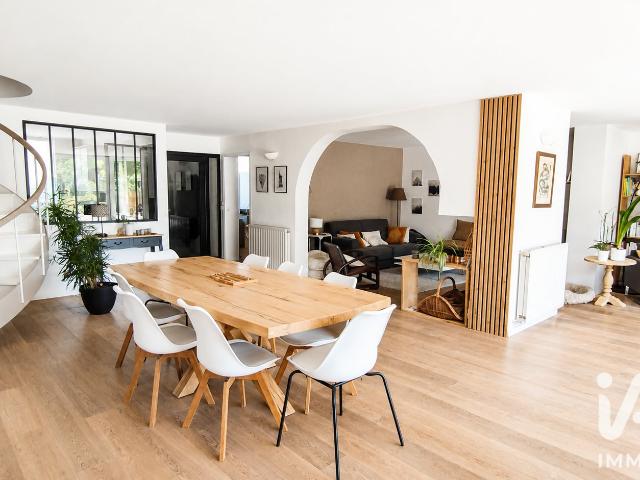 Maison 8 pièces 239 m²