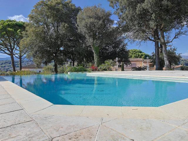 Maison 8 pièces 239 m²