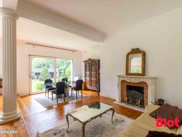 Maison 8 pièces 239 m²
