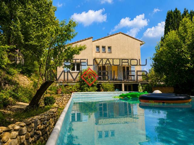 Maison 8 pièces 230 m²