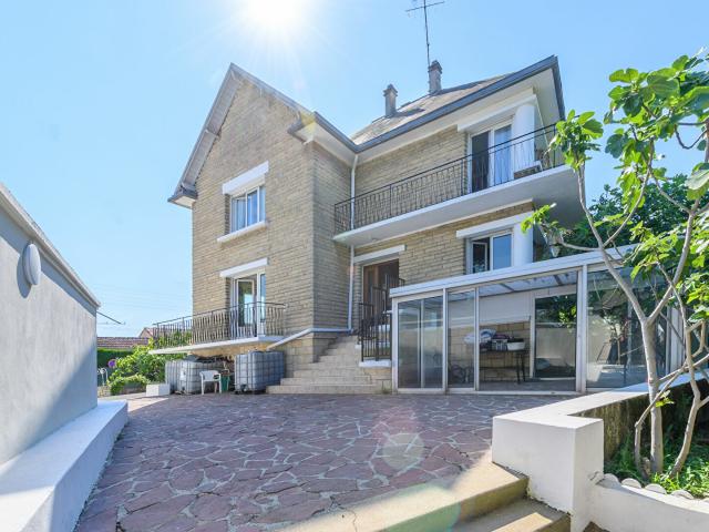 Maison 8 pièces 230 m²