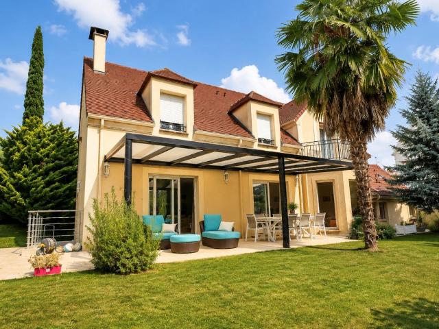 Maison 8 pièces 241 m²