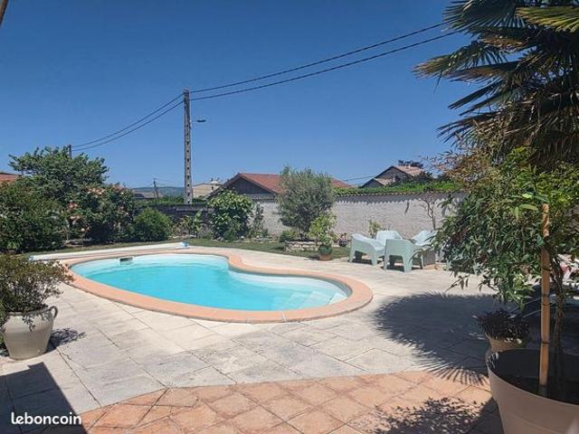 Maison 8 pièces 230 m²