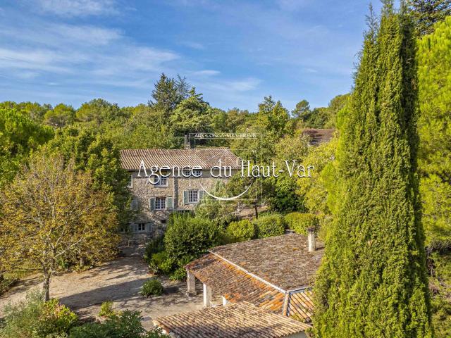 Maison 8 pièces 330 m²