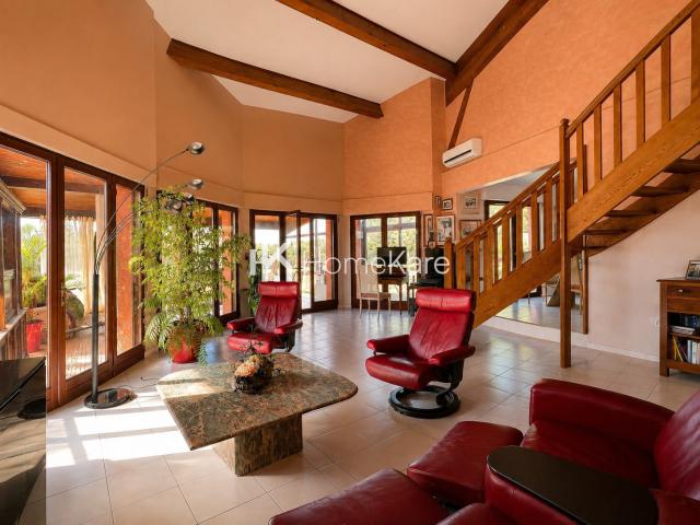 Maison 8 pièces 230 m²