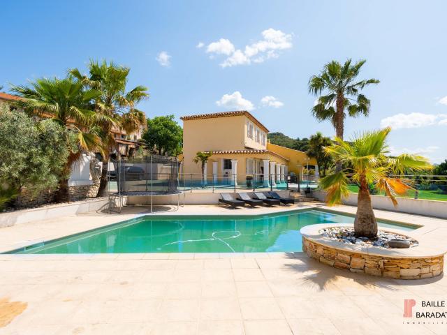 Maison 8 pièces 230 m²
