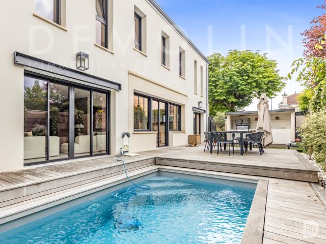 Maison 8 pièces 230 m²