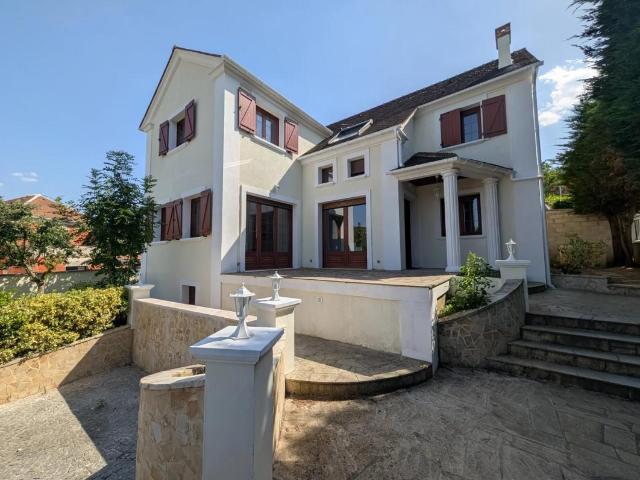 Maison 8 pièces, 230 m² à louer à Les Clayes sous Bois 78340