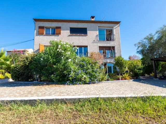 Maison 8 pièces 232 m²