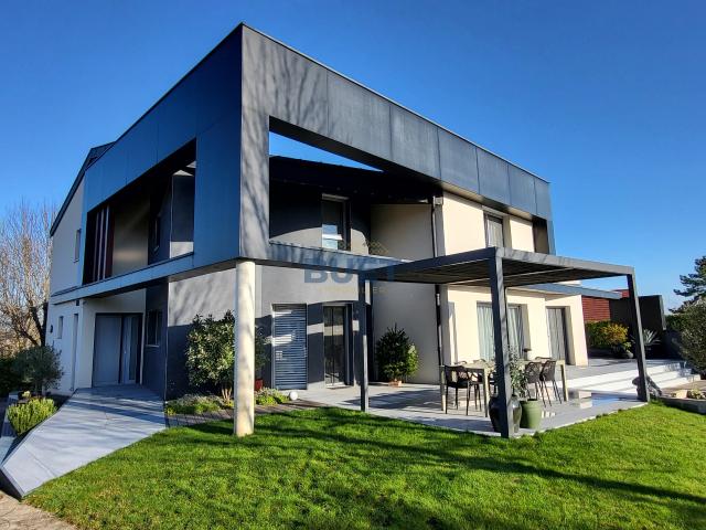 Maison 8 pièces 245 m²