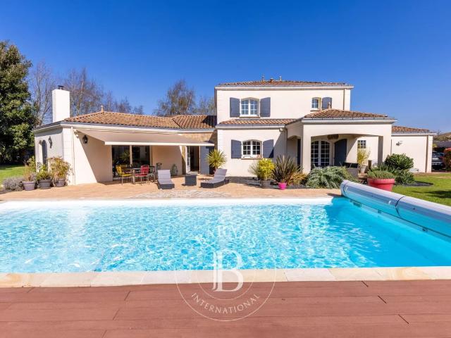 Maison 8 pièces 245 m²