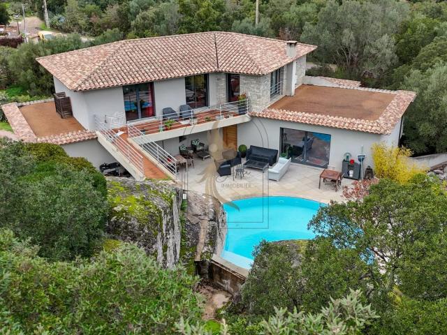 Maison 8 pièces 245 m²