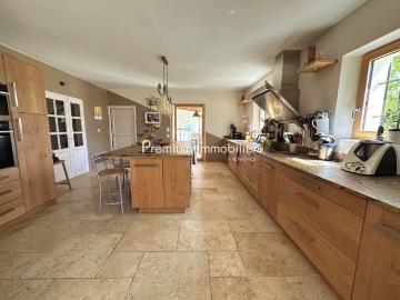 Maison 8 pièces, 245 m² à louer à Aix en Provence 13090