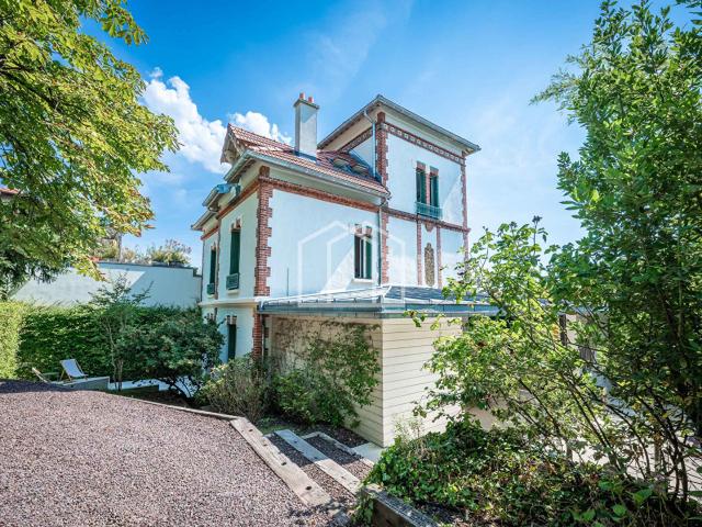 Maison 8 pièces 240 m²