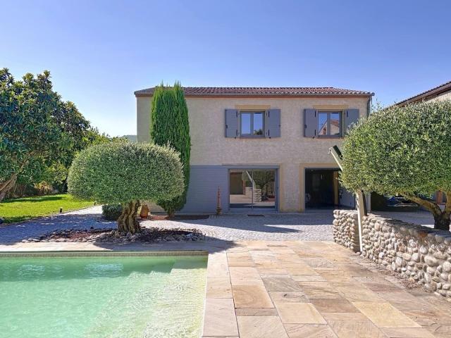 Maison 8 pièces 240 m²