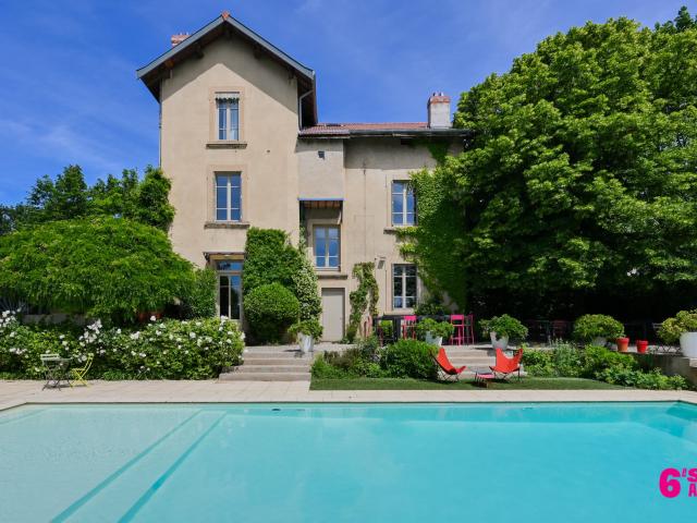 Maison 8 pièces 240 m²