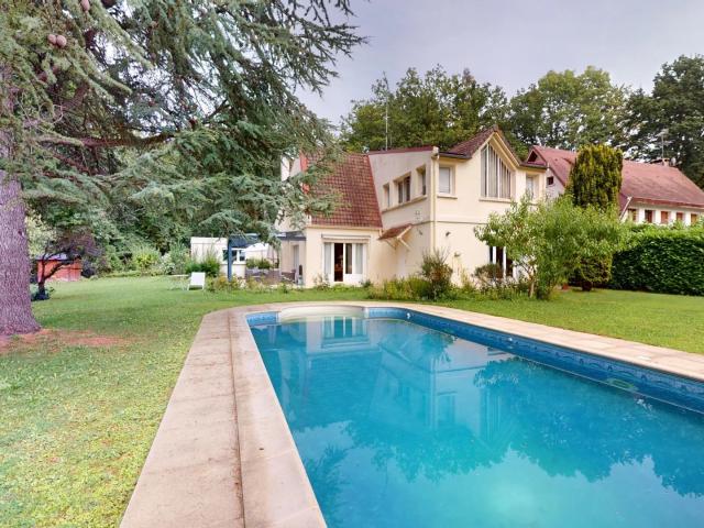 Maison 8 pièces 240 m²